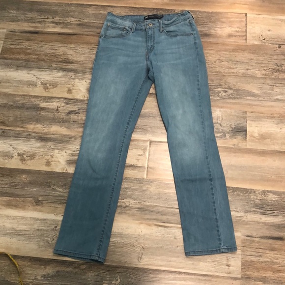Levi women’s Jeans - Picture 1 of 5